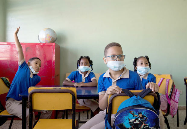 Estudiantes asisten a clases presenciales en una escuela pública de Santo Domingo (República Dominicana), en una fotografía de archivo.
