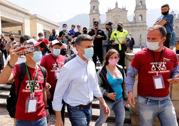 El líder opositor venezolano Leopoldo López llega a votar en la consulta popular promovida por el presidente del Parlamento de Venezuela y líder opositor, Juan Guaidó, este sábado, en la Plaza de Bolívar en Bogotá, Colombia.