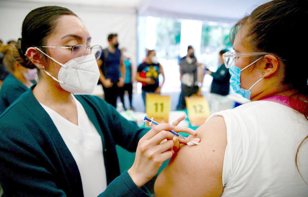 Fotografía de archivo tomada el pasado 19 de septiembre en la que se registró a una mujer al ser vacunada contra la covid -19, en Ciudad de México, México.