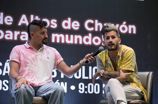 El duo venezolano de pop/urbano Mau y Ricky participan en una rueda de prensa junto a su familia hoy, en Santo Domingo (R. Dominicana).