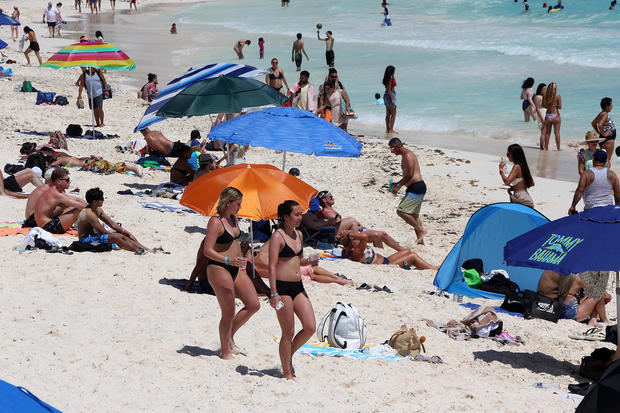 Visitantes disfrutan de la playa, el 11 de marzo de 2023, en Cancún, Quintana Roo (México). 