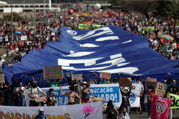Brasil se levanta contra Bolsonaro con marchas en todo el país pese a covid.