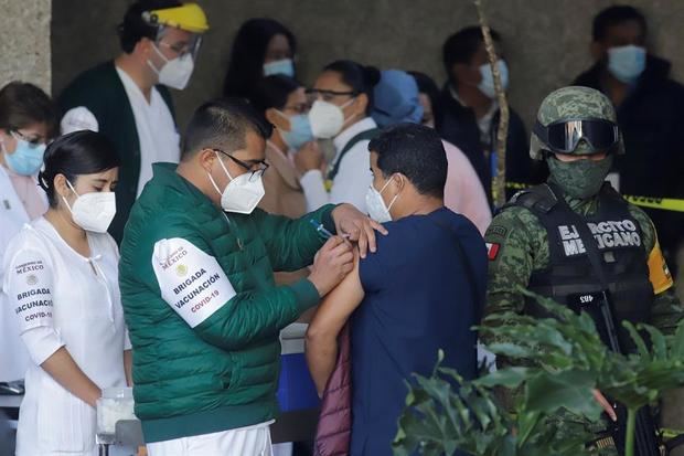 Personal de salud fue registrado este miércoles al recibir la dosis de la vacuna contra la covid-19, en un Hospital del Instituto Mexicano del Seguro Social (IMSS), en el estado de Puebla, Mexico.