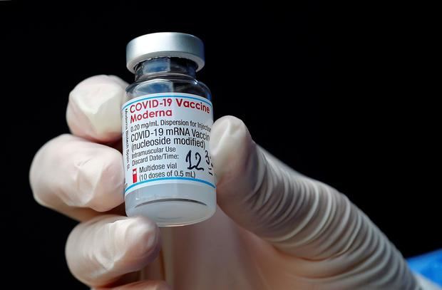 La Organización Mundial de la Salud (OMS) aprobó hoy el uso de emergencia de la vacuna contra la COVID-19 de la firma estadounidense Moderna, cuarta que obtiene esta luz verde del organismo tras las de Pfizer, AstraZeneca y Janssen, Johnson & Johnson.