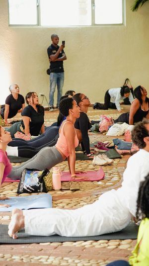 Rafael Alvarez de casa Holos y parte del publico haciendo yoga.