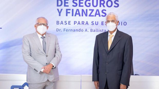El ingeniero Ernesto M. Izquierdo, presidente de Seguros Universal y el doctor Fernando A. Ballista Díaz, ex presidente de la Cámara Dominicana de Aseguradores y Reaseguradores (CADOAR).
