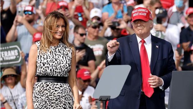 El presidente de los Estados Unidos, Donald J. Trump (d), hace un gesto con su esposa, la Primera Dama Melania Trump, en un mitin en el estadio Raymond James en Tampa, Florida, EE. UU., 29 de octubre de 2020.