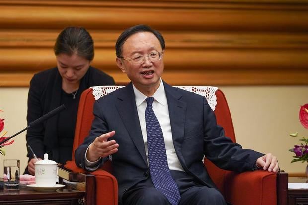 El responsable del Partido Comunista de China (PCCh) para Asuntos Exteriores, Yang Jiechi, uno de los representantes de China, que se reunirá con representantes de Estados Unidos en Alaska para 'reiniciar' las dañadas relaciones, según asegura el diario hongkonés South China Morning Post.