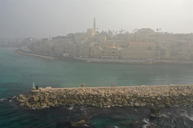 Una vista general sobre el puerto de Jaffa en el mar Mediterráneo durante un día de niebla en Tel Aviv, Israel. 