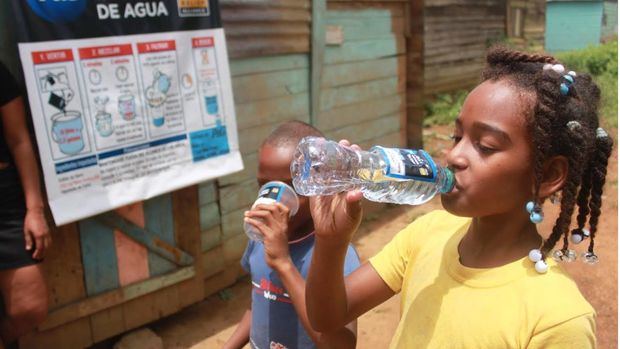Niños de comunidades rurales beneficiados con el proyecto de entrega de agua potable.