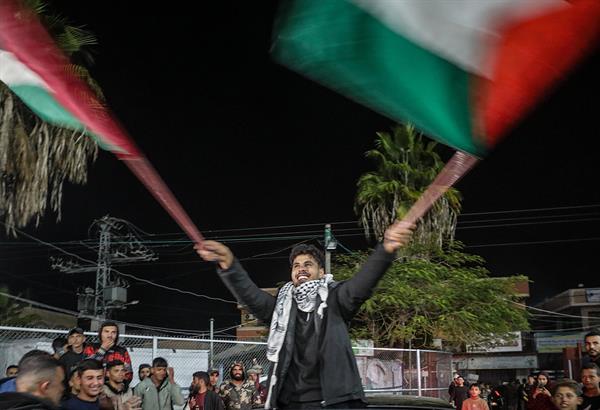 Palestinos reaccionan a la noticia de un acuerdo de alto el fuego con Israel, en Deir al Balah, en el centro de la Franja de Gaza. 