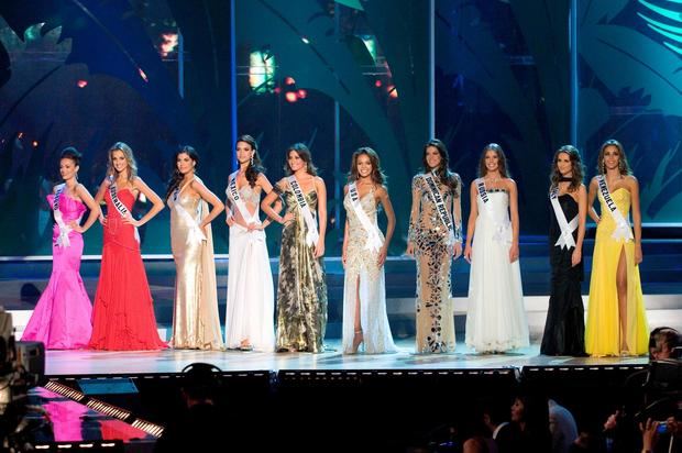 Imagen de las diez semifinalistas en el 57º Certamen Anual de Miss Universo celebrado en el Centro de Convenciones de la Corona en Nha Trang, Vietnam.