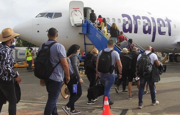 La aerolínea Arajet vuela a 22 destinos en 12 países y para este mes de octubre agrega su ruta a San José (Costa Rica). En la imagen un registro de archivo de un grupo de pasajeros al abordar un avión de Arajet, en Cartagena, Colombia.
