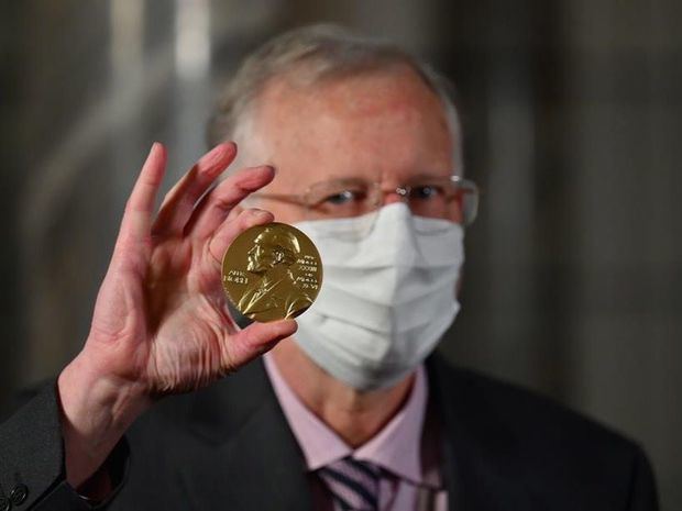 El Premio Nobel de Fisiología o Medicina Charles M. Rice posa con su medalla durante una ceremonia hoy, en Nueva York, Estados Unidos.