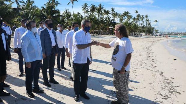 Presidente Abinader anuncia construcción de barreras contra el sargazo y plan de regeneración de playas.