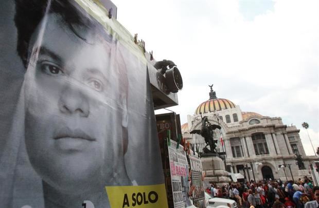 Fotografía de archivo fechada el 6 de septiembre de 2016 que muestra a seguidores del fallecido cantante mexicano Juan Gabriel mientras hacen fila para acceder al Palacio de Bellas Artes donde se le brinda un homenaje, en Ciudad de México, México.