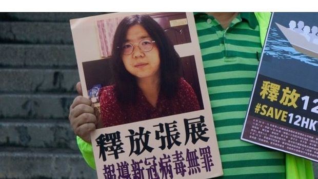 Zhang Zhan, una periodista ciudadana de Wuhan que cubrió la epidemia de coronavirus en la región e informó de la situación en redes sociales, ha sido condenada a cuatro años de prisión 'por difundir mentiras'.