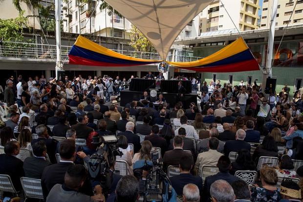 Decenas de diputados participan en una sesión de la Asamblea Nacional de Venezuela de mayoría opositora este martes, en una plaza publica en el este de Caracas, Venezuela.