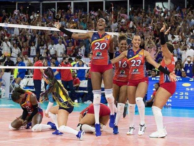 Jugadoras de la selección de República Dominicana celebran tras vencer al equipo de Puerto Rico en el campeonato Preolímpico de voleibol y así lograr clasificar a los Juegos Olímpicos de Tokio 2020.