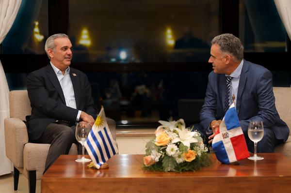 Fotografía cedida por la Presidencia de República Dominicana del mandatario dominicano, Luis Abinader (i), hablando con el presidente electo de Uruguay, Yamundú Orsi este viernes, en Montevideo (Uruguay). EFE/ Presidencia de República Dominicana 