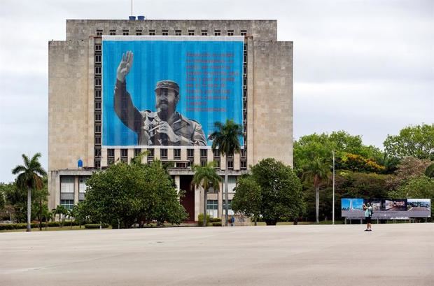 Un hombre con tapabocas toma fotos este viernes en una inusualmente vacía Plaza de la Revolución durante el Día de los Trabajadores, en medio de las restricciones contra la pandemia COVID-19, en La Habana, Cuba.