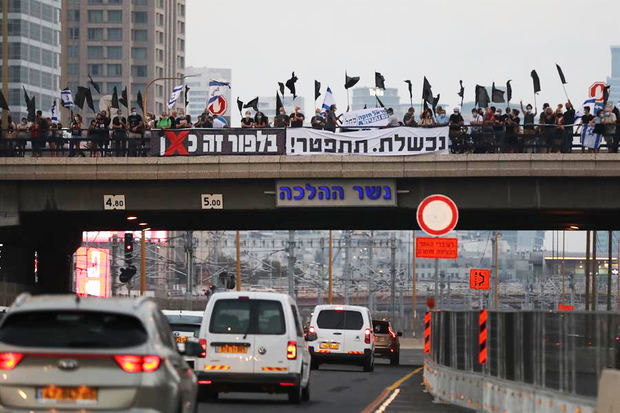 Miles de israelíes se manifestaron hoy por décima semana consecutiva en Jerusalén.