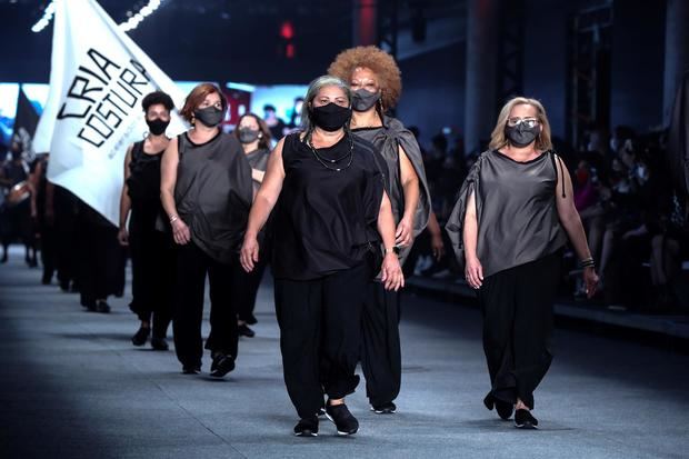 Costureras lucen las creaciones del proyecto 'Cria Costura' durante un desfile de la Semana de la Moda de Sao Paulo este miércoles, en el Pabellón de las Culturas Brasileñas en Sao Paulo, Brasil.