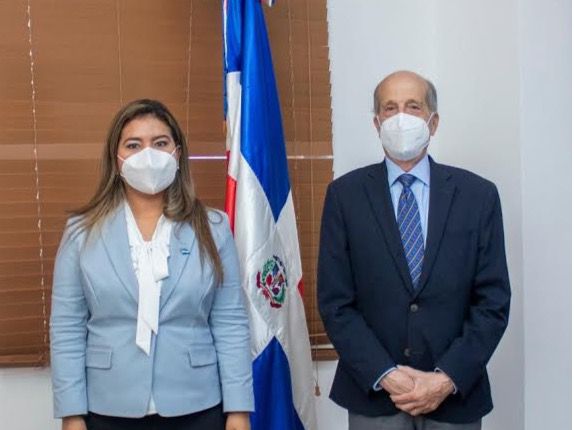 embajadora de Nicaragua en la República Dominicana, Iris Audelly Acuña Huete junto a Max Puig.