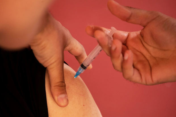 Un hombre recibe una dosis de la vacuna china Sinovac contra la covid-19 en un centro de vacunación de Santiago, Chile.

