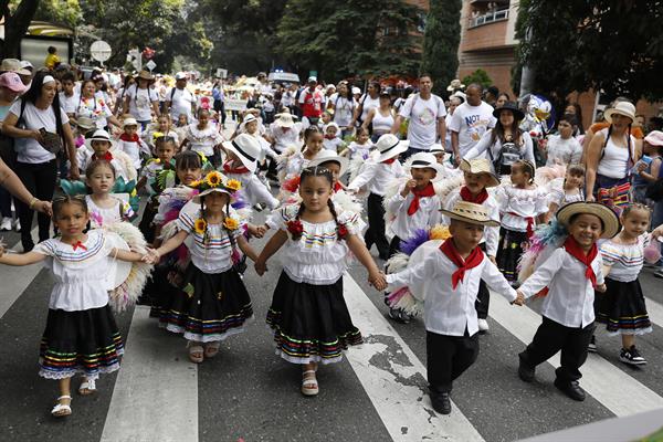 Fotografía de archivo del 3 de agosto de 2024 de un grupo de niños que participan en la edición 35 del Desfile de Silleteritos, en el inicio de la 67° Feria de las Flores, en Medellín (Colombia). 