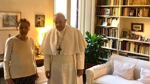 El Papa visita por sorpresa a una poetisa y superviviente del holocausto en Roma