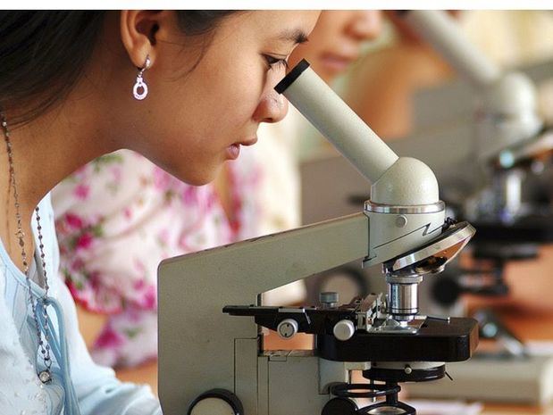 Niñas estudiantes de materias científicas en Vietnam. Aunque más niñas que nunca van a la escuela, están infrarrepresentada en las asignaturas de ciencia y tecnología.