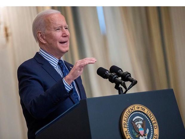 El presidente estadounidense, Joe Biden, con la vicepresidenta, Kamala Harris, habla sobre la aprobación del Senado del plan de estímulo de 1,9 billones de dólares para aliviar la devastación económica provocada por la pandemia en Washington, DC, Estados Unidos, 6 de marzo de 2021.