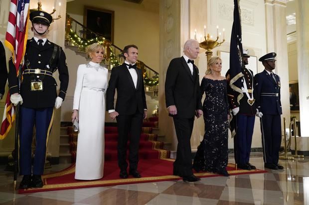 l presidente estadounidense Joe Biden, la primera dama Dra. Jill Biden, el presidente francés Emmanuel Macron y su esposa Brigitte Macron posan frente a la Gran Escalera mientras se preparan para una Cena de Estado en su honor en el Gran Vestíbulo de la Casa Blanca, en Washington, DC, EE. UU.
