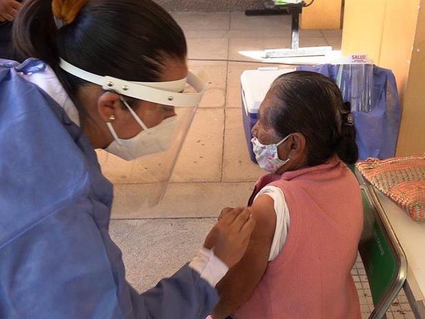 Una adulta mayor recibe la vacuna contra la covid-19 el 16 de febrero de 2021, en el poblado de Cuicatlán, en el estado de Oaxaca, México.