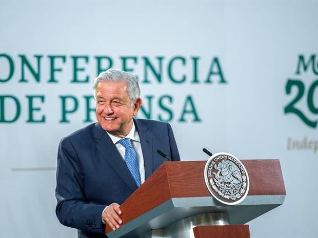 Fotografía cedida este viernes por la presidencia de México del mandatario mexicano, Andrés Manuel López Obrador, durante una rueda de prensa en Palacio Nacional de Ciudad de México.