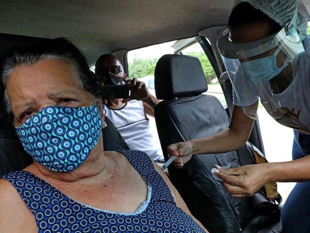 Una mujer es vacunada contra la covid-19 hoy, en Río de Janeiro, Brasil.