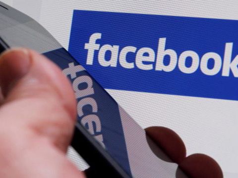 Activistas y políticos de EE.UU. piden a Facebook más moderación en español.
