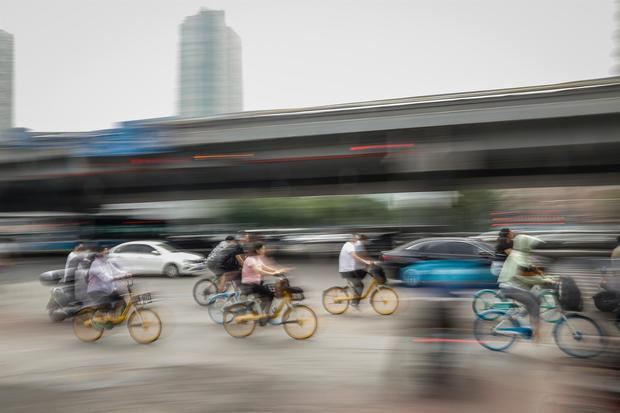 Personas montan en bicicleta este lunes en el distrito de Chaoyang, Pekín, China. Pekín anunció tres rondas de pruebas masivas tras un brote de COVID-19 en un bar del distrito de Chaoyang, después de que la ciudad suavizara las restricciones.