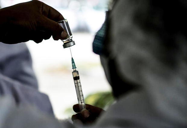 Una enfermera prepara una dosis de la vacuna Coronavac contra la covid-19 durante una jornada de vacunación para adultos mayores en un Drive-Thru, en Río de Janeiro, Brasil.
