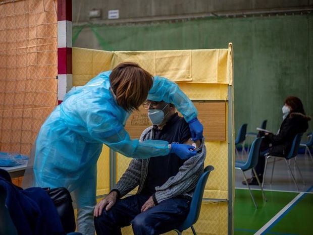 Una persona es vacunada contra la covid-19 en Praga.