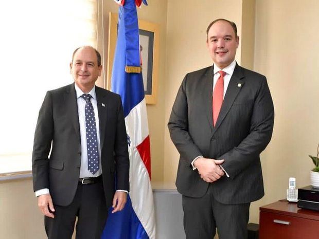 Senador José del Castillo Aviñón junto al embajador de Israel, David Biran Bayor.