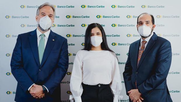 Dennis Simó Álvarez, presidente ejecutivo de Banco Caribe; Karina Vásquez, representante en el país de Oikocredit y Ramón Estévez, vicepresidente de finanzas Banco Caribe.