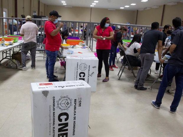 Empleados del Consejo Nacional Electoral trabajan en el escrutinio de las elecciones primarias en Tegucigalpa, Honduras.
