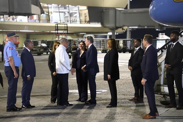 Fotografía cedida por la Embajada de Estados Unidos en República Dominicana del secretario de Estado estadounidense, Antony Blinken, quien llega en un vuelo procedente desde Haití, este jueves, al aeropuerto internacional Las Américas en Santo Domingo.