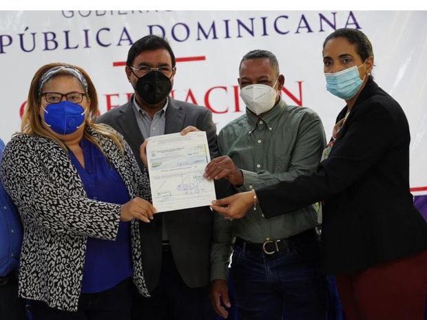 Néstor Reyes, presidente de la Asociación de Caficultores La Esperanza, recibe el cheque del director ejecutivo del INDRHI y de las gobernadora y senadora de Azua.