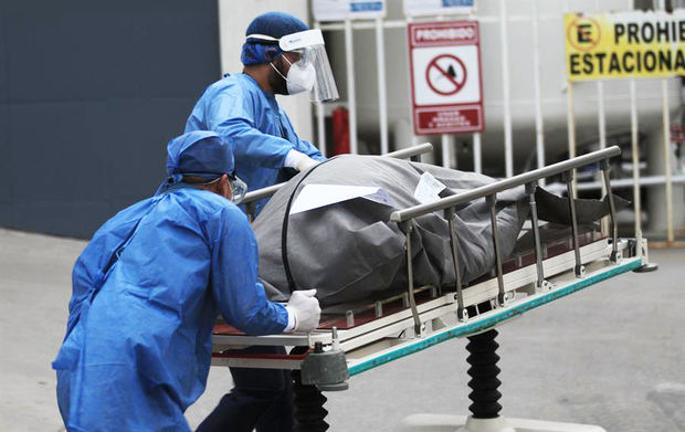 Personal de la salud conducen el cuerpo de un fallecido por covid-19 en el Hospital General hoy, en la fronteriza Ciudad Juárez, estado de Chihuahua, México.