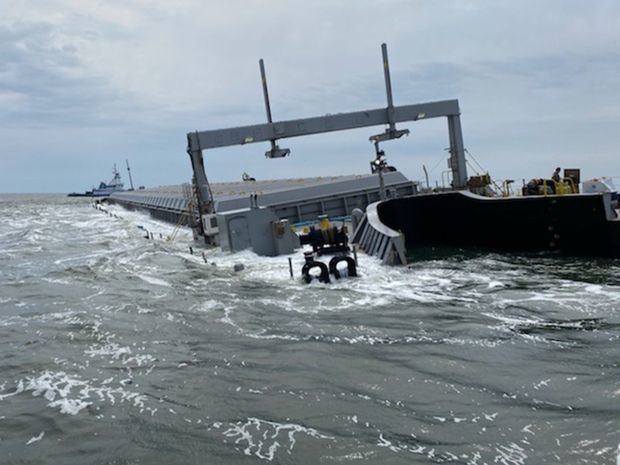 Barcaza cargada de alrededor de 12 mil toneladas de cenizas de carbón de la planta de AES de Puerto Rico, está encallada en las proximidades del Puerto de Jacksonville, Florida.