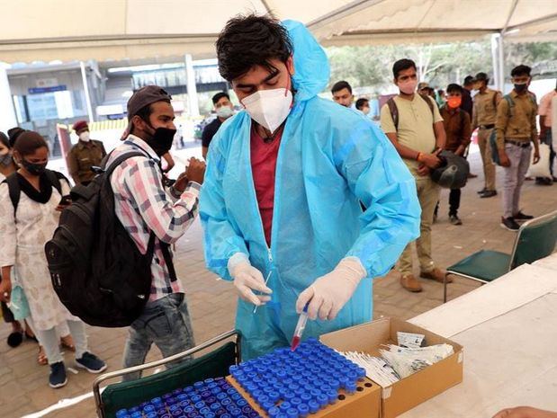 La India supera los 13 millones de casos de coronavirus con un nuevo máximo diario.