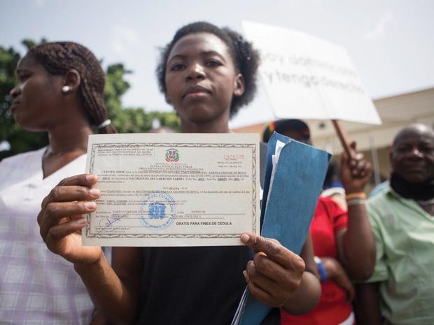Miles de haitianos residentes en R.Dominicana obtienen la cédula de su país.